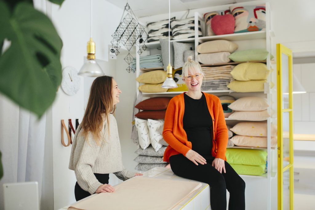 To damer jobber i tekstilbutikk