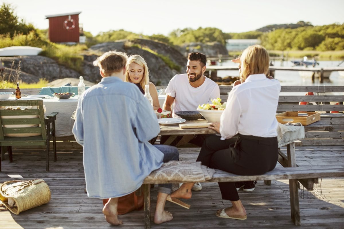 Piknikbord på brygge