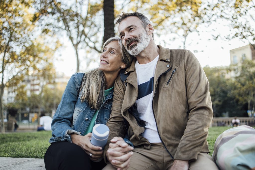 Et lykkelig par som sitter i en park