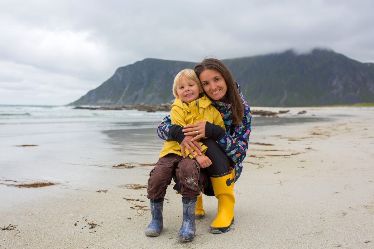 Mor og sønn på strand