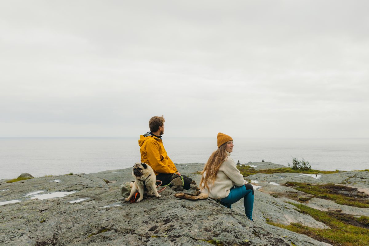 Par sitter utendørs med hund