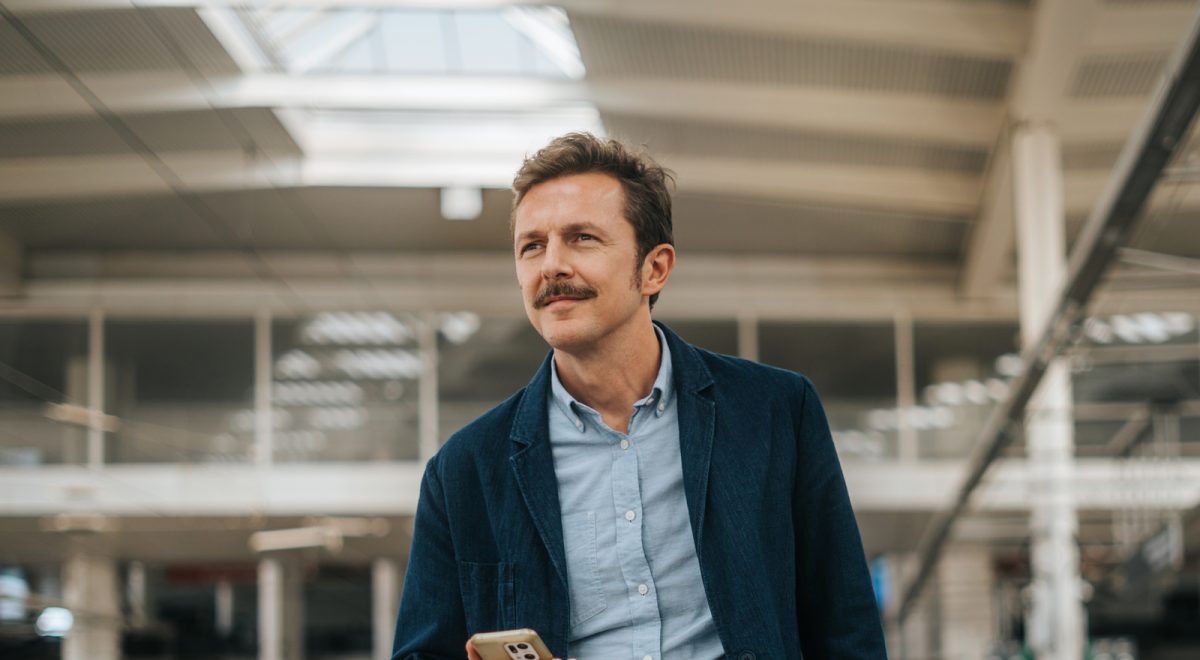 mann i 40-årene på togperrong